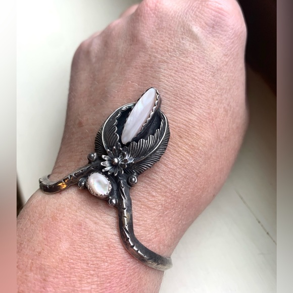 Navajo Sterling Silver 925 Native American Mother of Pearl Stone Cuff - Picture 2 of 6